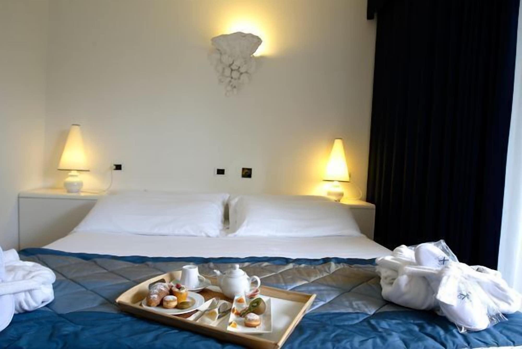 Hotel Luxor Rimini Bagian luar foto